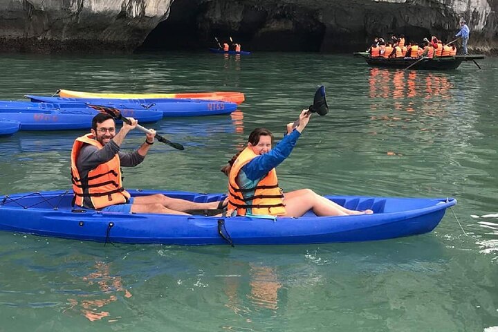 Full-day cruise exploring Ha Long Bay's caves, islands, and waters from Hanoi, photo 37 | wizardtrip