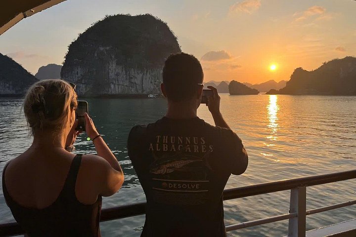 Full-day cruise exploring Ha Long Bay's caves, islands, and waters from Hanoi, photo 38 | wizardtrip
