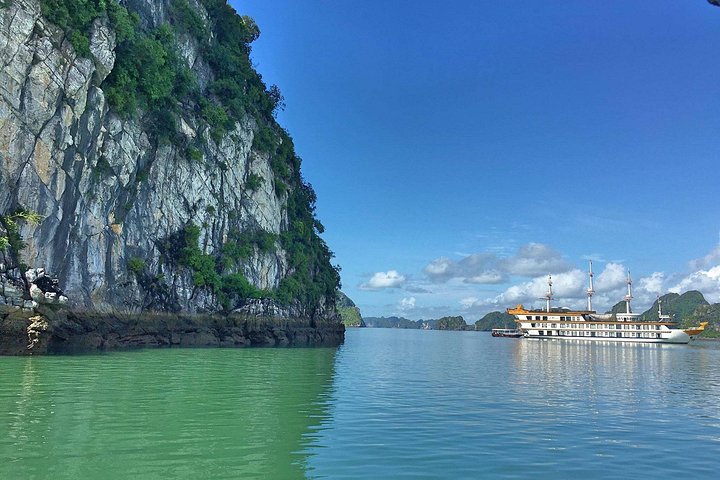 Full-day cruise exploring Ha Long Bay's caves, islands, and waters from Hanoi, photo 41 | wizardtrip