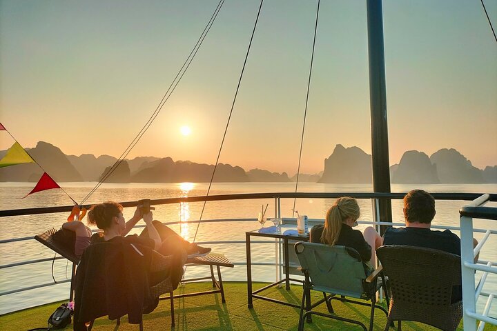 Full-day cruise exploring Ha Long Bay's caves, islands, and waters from Hanoi, photo 42 | wizardtrip