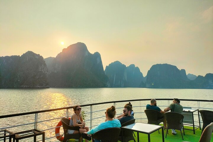 Full-day cruise exploring Ha Long Bay's caves, islands, and waters from Hanoi, photo 44 | wizardtrip