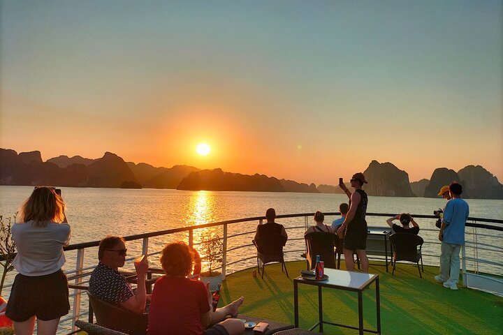 Full-day cruise exploring Ha Long Bay's caves, islands, and waters from Hanoi, photo 47 | wizardtrip