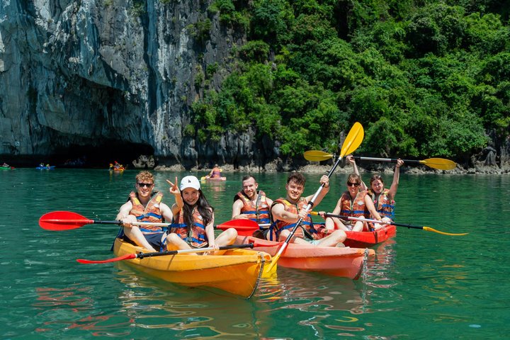 Full-day cruise exploring Ha Long Bay's caves, islands, and waters from Hanoi, photo 48 | wizardtrip
