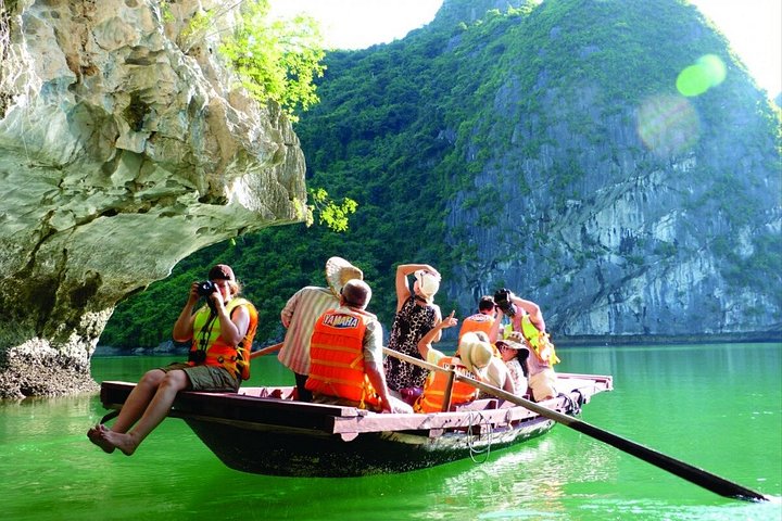 Full-day cruise exploring Ha Long Bay's caves, islands, and waters from Hanoi, photo 50 | wizardtrip