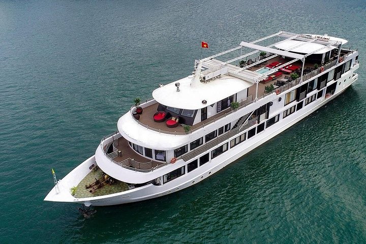 Luxury cruise navigating through the stunning limestone karsts of Ha Long Bay, Vietnam, photo 14 | wizardtrip