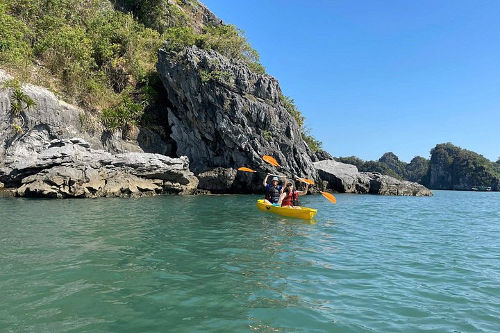 Luxury cruise navigating through the stunning limestone karsts of Ha Long Bay, Vietnam, photo 16 | wizardtrip