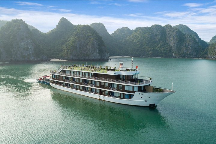 Luxury cruise navigating through the stunning limestone karsts of Ha Long Bay, Vietnam, photo 24 | wizardtrip