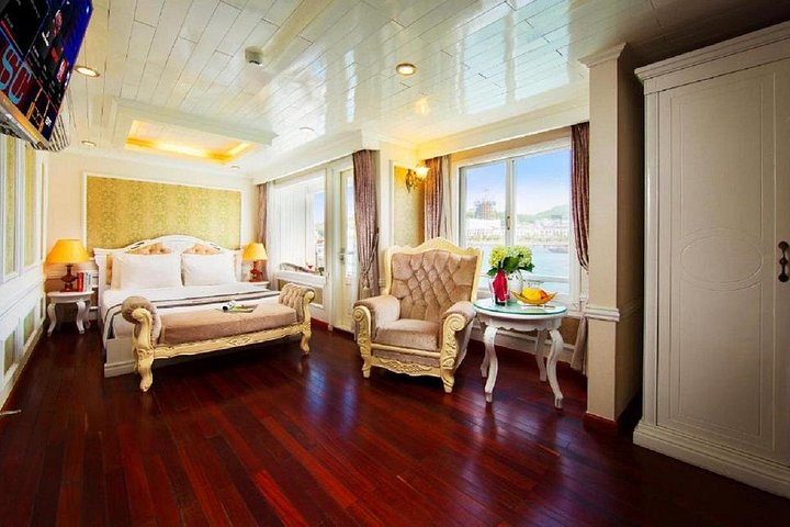 Luxury cruise navigating through the stunning limestone karsts of Ha Long Bay, Vietnam, photo 29 | wizardtrip