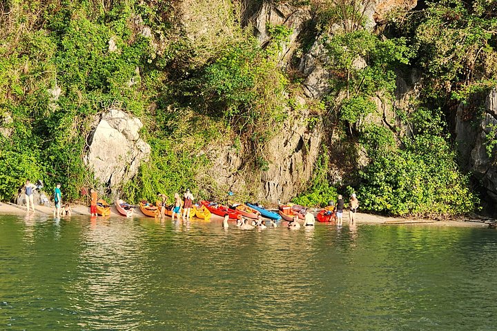 Luxury cruise navigating through the stunning limestone karsts of Ha Long Bay, Vietnam, photo 43 | wizardtrip