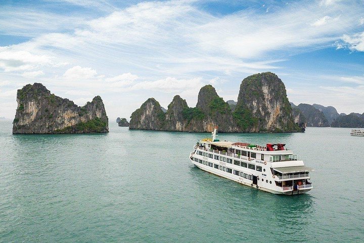 Luxury cruise navigating through the stunning limestone karsts of Ha Long Bay, Vietnam, photo 45 | wizardtrip