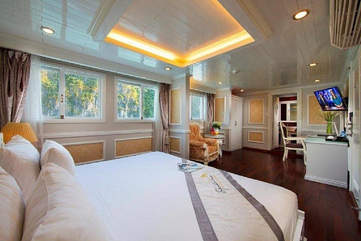 Luxury cruise navigating through the stunning limestone karsts of Ha Long Bay, Vietnam, photo 47 | wizardtrip