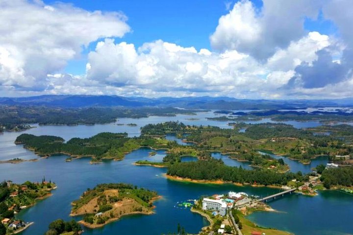Une excursion d'une journée vibrante en Colombie avec dégustation de café, ascension du rocher de Guatapé et exploration d'une ville colorée, photo 7 | wizardtrip