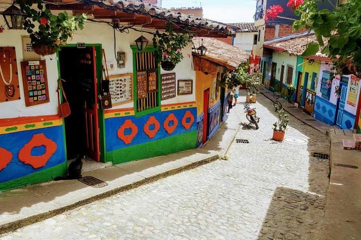 Une excursion d'une journée vibrante en Colombie avec dégustation de café, ascension du rocher de Guatapé et exploration d'une ville colorée, photo 10 | wizardtrip