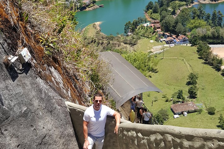 Une excursion d'une journée vibrante en Colombie avec dégustation de café, ascension du rocher de Guatapé et exploration d'une ville colorée, photo 16 | wizardtrip