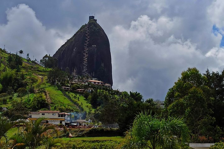 Une excursion d'une journée vibrante en Colombie avec dégustation de café, ascension du rocher de Guatapé et exploration d'une ville colorée, photo 18 | wizardtrip