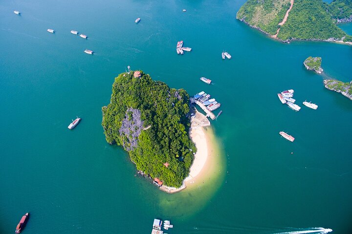 Luxury Halong Bay day cruise with limestone karsts, buffet lunch, and onboard relaxation, photo 27 | wizardtrip