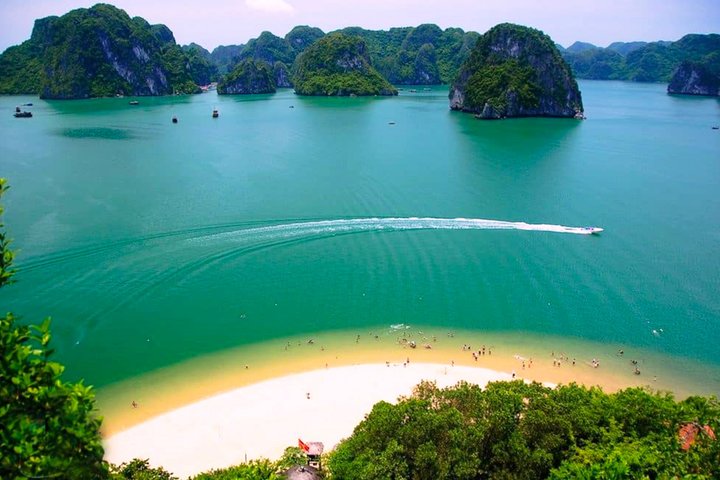 Luxury Halong Bay day cruise with limestone karsts, buffet lunch, and onboard relaxation, photo 34 | wizardtrip