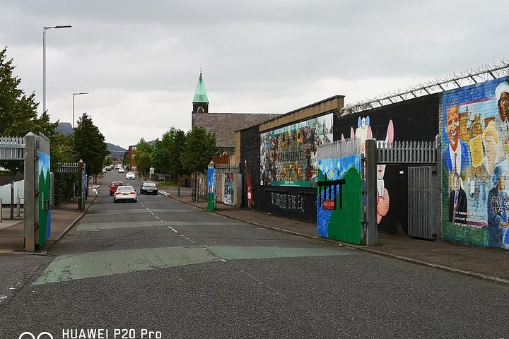 Explorez les murales et les Murs de la Paix de Belfast lors d'une visite privée en taxi avec un guide local, photo 12 | wizardtrip