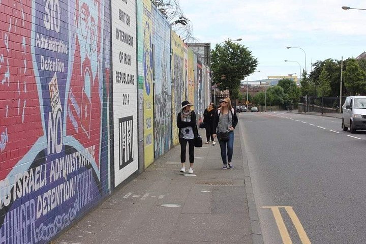 Explorez les murales et les Murs de la Paix de Belfast lors d'une visite privée en taxi avec un guide local, photo 123 | wizardtrip