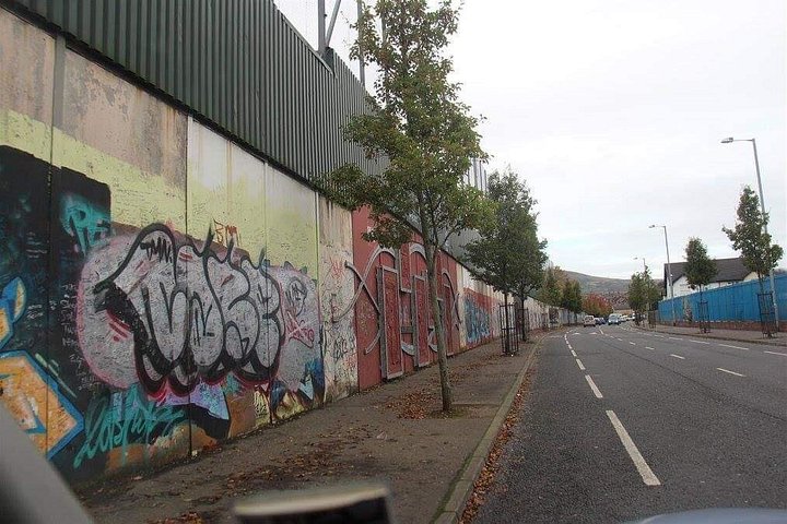Explorez les murales et les Murs de la Paix de Belfast lors d'une visite privée en taxi avec un guide local, photo 154 | wizardtrip