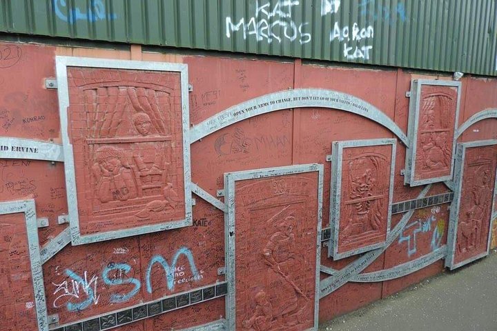 Explorez les murales et les Murs de la Paix de Belfast lors d'une visite privée en taxi avec un guide local, photo 161 | wizardtrip
