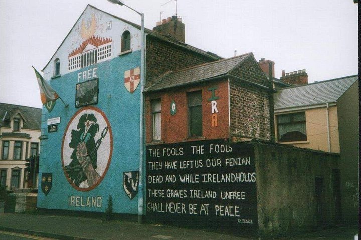 Explorez les murales et les Murs de la Paix de Belfast lors d'une visite privée en taxi avec un guide local, photo 167 | wizardtrip