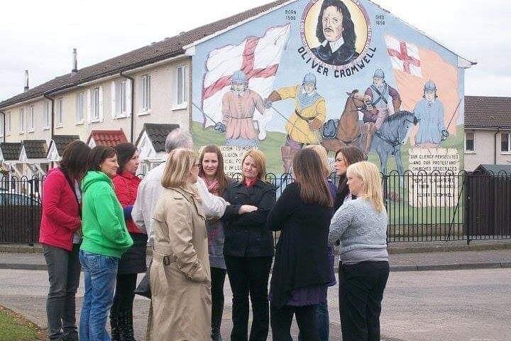 Explorez les murales et les Murs de la Paix de Belfast lors d'une visite privée en taxi avec un guide local, photo 171 | wizardtrip