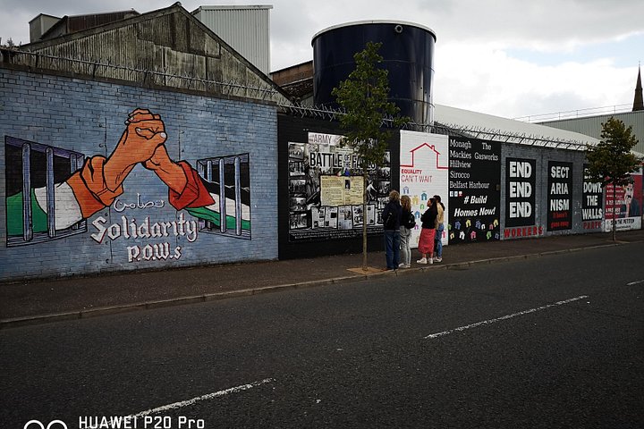 Explorez les murales et les Murs de la Paix de Belfast lors d'une visite privée en taxi avec un guide local, photo 18 | wizardtrip