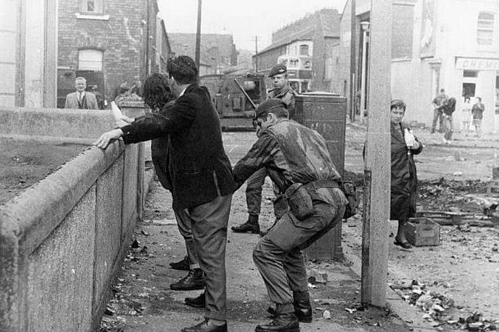 Explorez les murales et les Murs de la Paix de Belfast lors d'une visite privée en taxi avec un guide local, photo 198 | wizardtrip