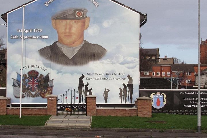 Explorez les murales et les Murs de la Paix de Belfast lors d'une visite privée en taxi avec un guide local, photo 211 | wizardtrip