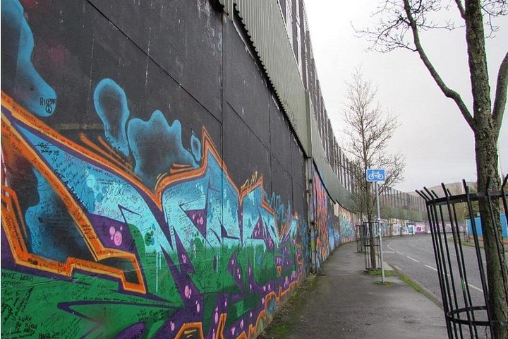 Explorez les murales et les Murs de la Paix de Belfast lors d'une visite privée en taxi avec un guide local, photo 215 | wizardtrip