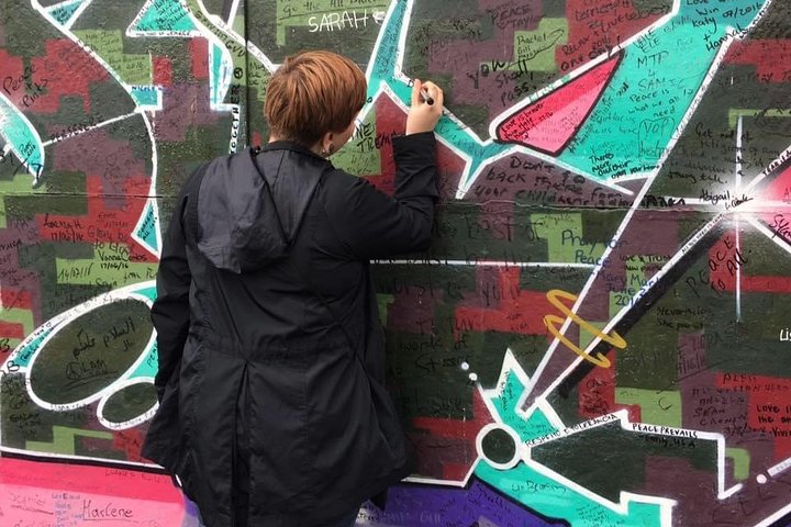 Explorez les murales et les Murs de la Paix de Belfast lors d'une visite privée en taxi avec un guide local, photo 227 | wizardtrip