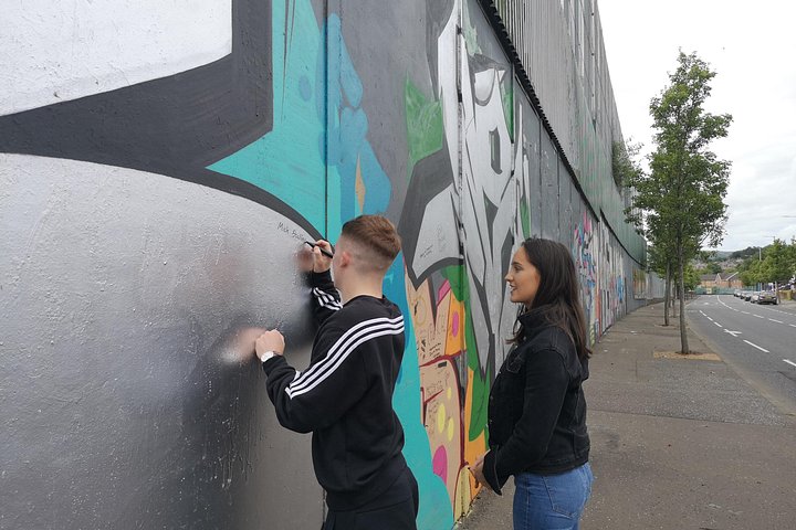 Explorez les murales et les Murs de la Paix de Belfast lors d'une visite privée en taxi avec un guide local, photo 234 | wizardtrip