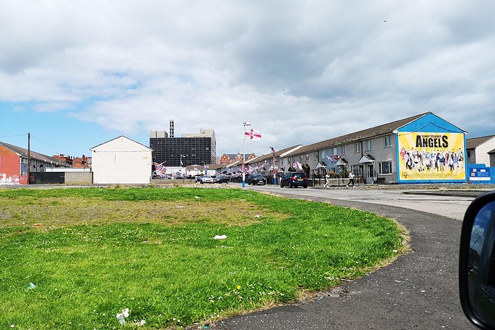 Explorez les murales et les Murs de la Paix de Belfast lors d'une visite privée en taxi avec un guide local, photo 258 | wizardtrip