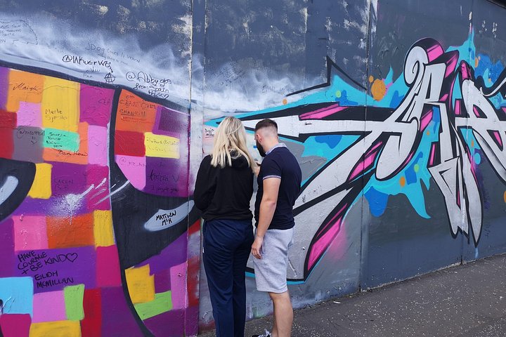 Explorez les murales et les Murs de la Paix de Belfast lors d'une visite privée en taxi avec un guide local, photo 274 | wizardtrip