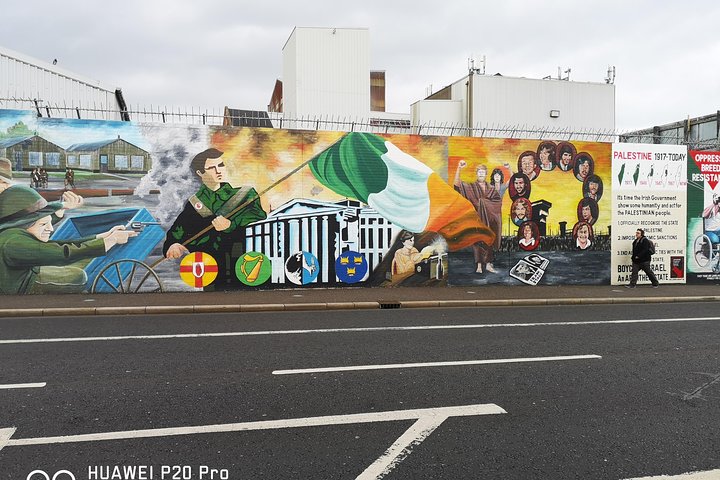 Explorez les murales et les Murs de la Paix de Belfast lors d'une visite privée en taxi avec un guide local, photo 29 | wizardtrip