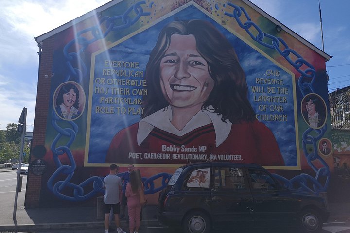 Explorez les murales et les Murs de la Paix de Belfast lors d'une visite privée en taxi avec un guide local, photo 298 | wizardtrip