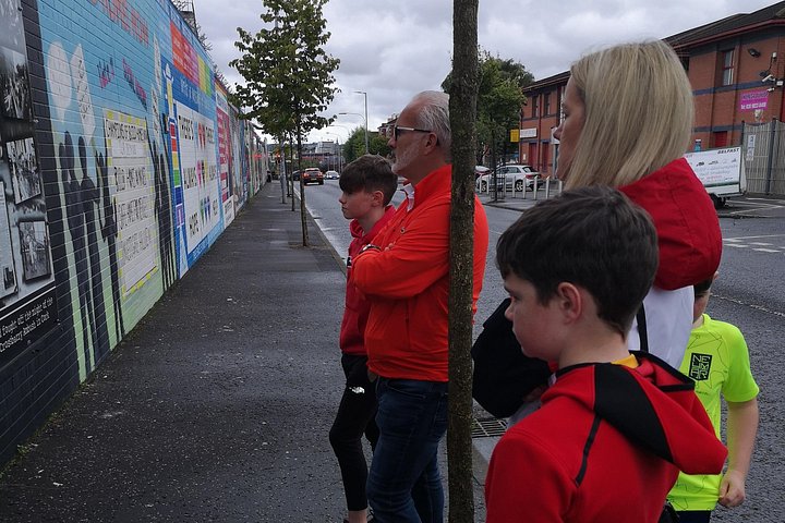Explorez les murales et les Murs de la Paix de Belfast lors d'une visite privée en taxi avec un guide local, photo 302 | wizardtrip