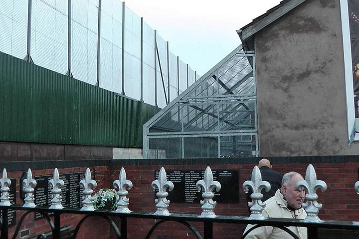 Explorez les murales et les Murs de la Paix de Belfast lors d'une visite privée en taxi avec un guide local, photo 31 | wizardtrip