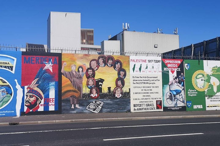 Explorez les murales et les Murs de la Paix de Belfast lors d'une visite privée en taxi avec un guide local, photo 316 | wizardtrip
