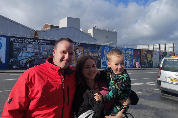 Explorez les murales et les Murs de la Paix de Belfast lors d'une visite privée en taxi avec un guide local, photo 340 | wizardtrip