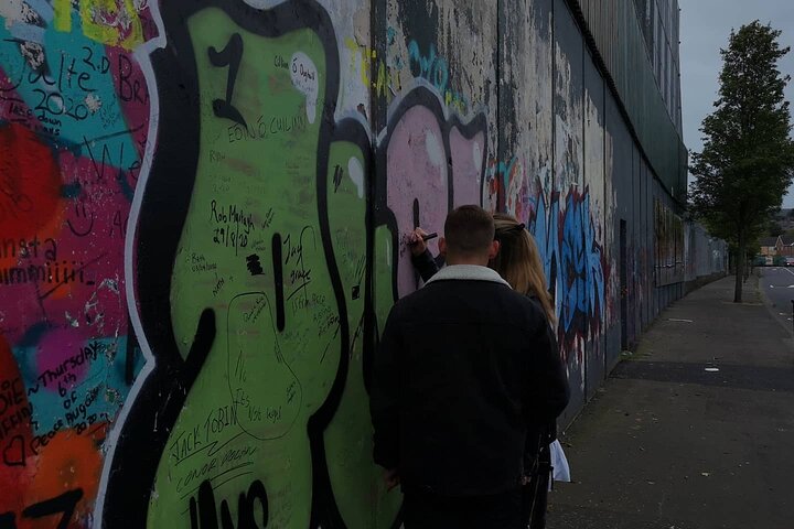 Explorez les murales et les Murs de la Paix de Belfast lors d'une visite privée en taxi avec un guide local, photo 380 | wizardtrip