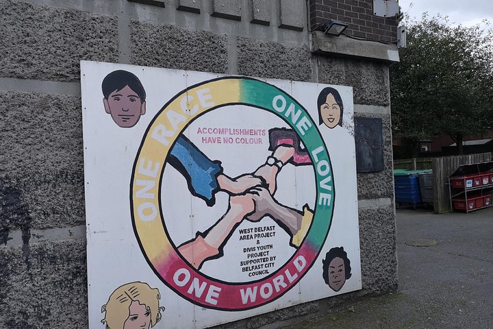 Explorez les murales et les Murs de la Paix de Belfast lors d'une visite privée en taxi avec un guide local, photo 386 | wizardtrip
