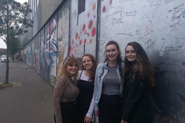 Explorez les murales et les Murs de la Paix de Belfast lors d'une visite privée en taxi avec un guide local, photo 406 | wizardtrip