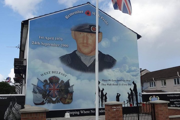Explorez les murales et les Murs de la Paix de Belfast lors d'une visite privée en taxi avec un guide local, photo 43 | wizardtrip