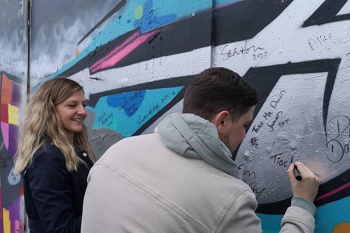 Explorez les murales et les Murs de la Paix de Belfast lors d'une visite privée en taxi avec un guide local, photo 451 | wizardtrip