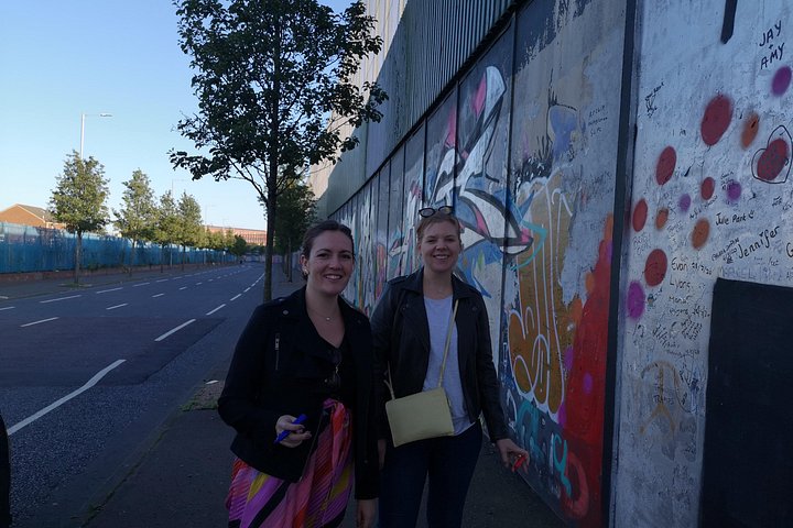 Explorez les murales et les Murs de la Paix de Belfast lors d'une visite privée en taxi avec un guide local, photo 459 | wizardtrip
