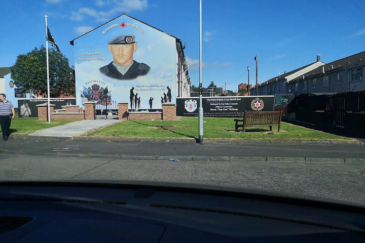 Explorez les murales et les Murs de la Paix de Belfast lors d'une visite privée en taxi avec un guide local, photo 490 | wizardtrip