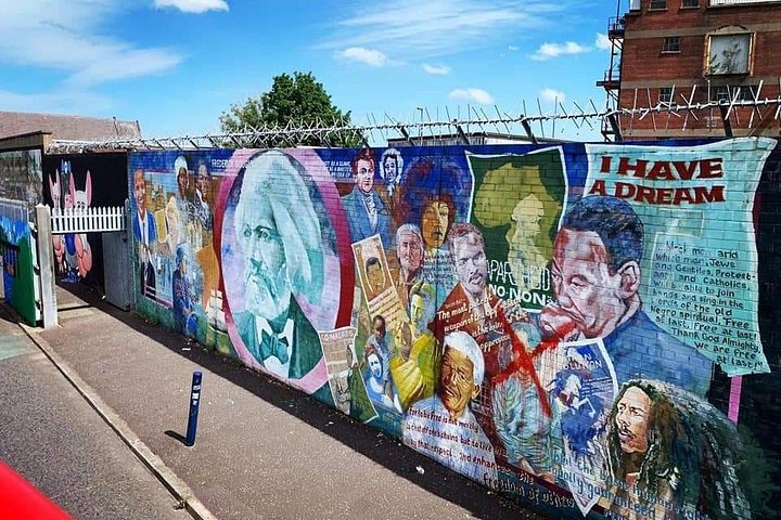 Explorez les murales et les Murs de la Paix de Belfast lors d'une visite privée en taxi avec un guide local, photo 496 | wizardtrip