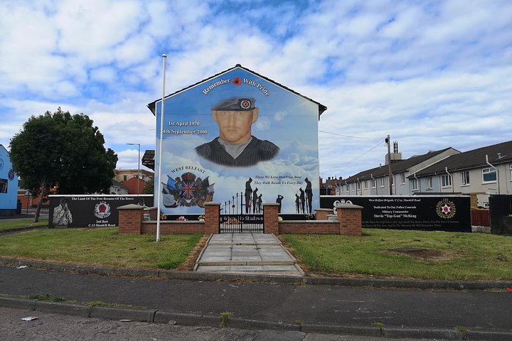 Explorez les murales et les Murs de la Paix de Belfast lors d'une visite privée en taxi avec un guide local, photo 595 | wizardtrip